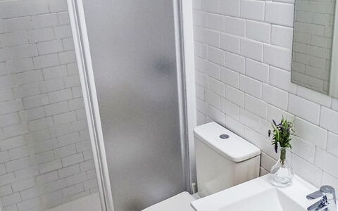 Mar de Cristal Playa Honda 500: Wall, Bathroom, Plumbing Fixture, Toilet Seat, Toilet, Flooring, Plumbing, Floor, Sink, Tap