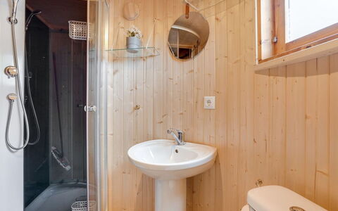 Ingebore - 500M from the Sea: Wall, Wood, Flooring, Plumbing Fixture, Floor, Bathroom Sink, Interior Design, Bathroom, Ceiling, Sink