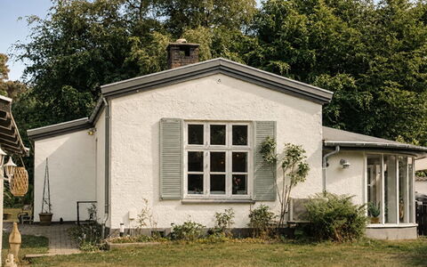 Bine - 200M from the Sea: Building, Window, House, Roof, Home, Facade, Residential Area, Cottage, Shrub, Door