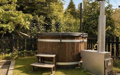 Bine - 200M from the Sea: Wood, Garden, Hardwood, Wood Stain, Backyard, Plumbing Fixture, Outdoor Structure, Yard, Log Cabin, Garden Buildings