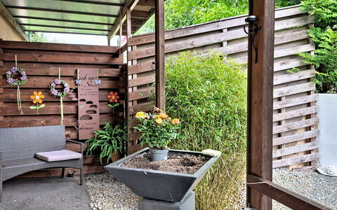Klaffer am Hochficht 1: Furniture, Garden, Flowerpot, Outdoor Furniture, Backyard, Wood Stain, Hardwood, Yard, Chair