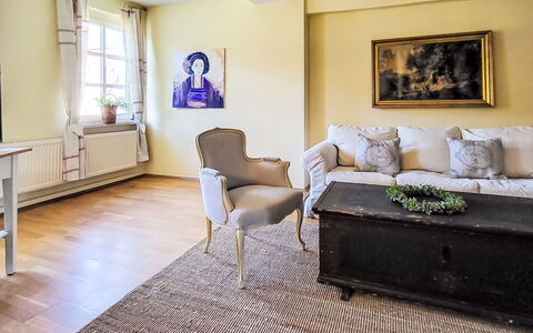 Marktblick: Furniture, Interior Design, Flooring, Floor, Couch, Wall, Wood, Room, Living Room, Wood Flooring