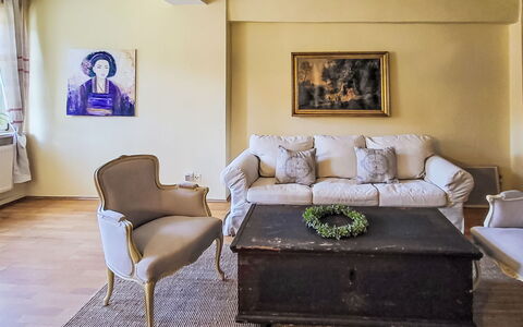 Marktblick: Furniture, Interior Design, Couch, Wall, Flooring, Floor, Wood, Living Room, Room, Picture Frame