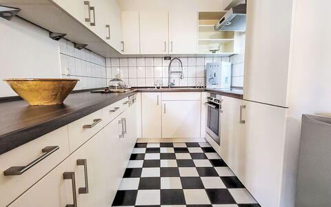Marktblick: Flooring, Floor, Kitchen, Kitchen Appliance, Wood, Interior Design, Countertop, Major Appliance, Cabinetry, Furniture