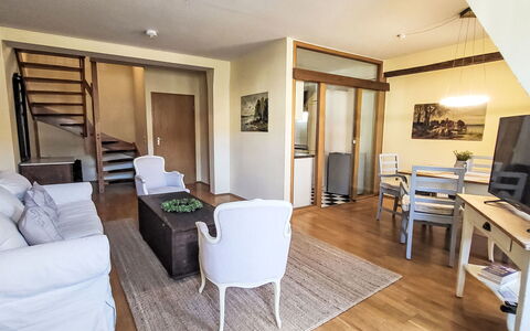 Marktblick: Furniture, Interior Design, Floor, Flooring, Room, Wood, Couch, Ceiling, Wood Flooring, Living Room