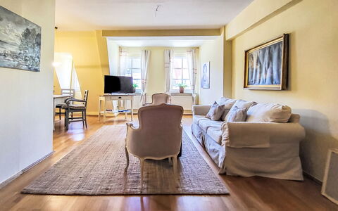 Marktblick: Interior Design, Flooring, Furniture, Floor, Couch, Ceiling, Wood Flooring, Wood, Room, Living Room