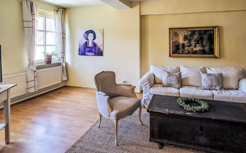 Marktblick: Furniture, Interior Design, Flooring, Floor, Wall, Couch, Wood, Room, Ceiling, Living Room