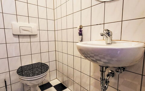 Marktblick: Wall, Plumbing Fixture, Bathroom, Plumbing, Flooring, Floor, Bathroom Sink, Toilet Seat, Toilet, Tile
