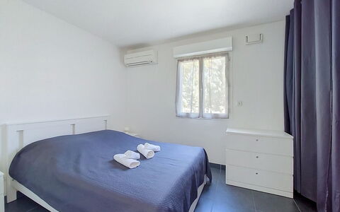 Les Terrasses des Hautsdefonsainte: Floor, Furniture, Flooring, Interior Design, Bed, Bedroom, Ceiling, Room, Home, Bedding