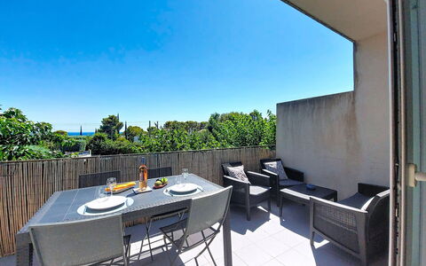 Les Terrasses des Hautsdefonsainte: Shade, Balcony, Outdoor Furniture, Fence, Walkway