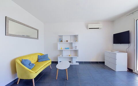 Les Terrasses des Hautsdefonsainte: Flooring, Furniture, Interior Design, Floor, Ceiling, Room, Lighting, Apartment, Living Room, Couch