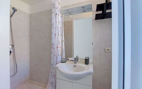 Les Terrasses des Hautsdefonsainte: Plumbing Fixture, Flooring, Floor, Interior Design, Bathroom Sink, Bathroom, Sink, Tap, Room, Plumbing