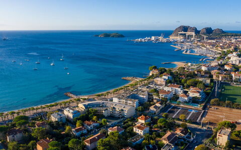 Les Terrasses des Hautsdefonsainte: Water, Body Of Water, Coast, Bird'S-Eye View, Coastal And Oceanic Landforms, Sea, City, Aerial Photography, Horizon, Landscape