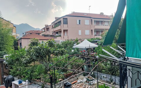 Onda Blu House: Garden, Shade, Yard, Landscaping, Balcony, Backyard