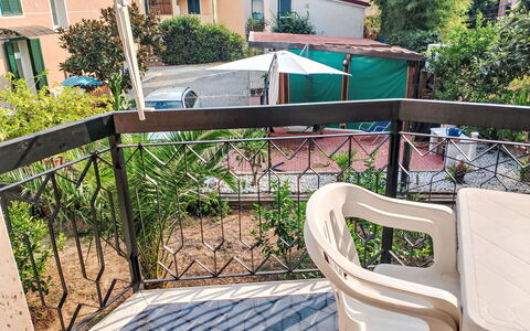 Onda Blu House: Balcony, Shade, Handrail, Outdoor Table, Houseplant