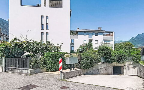 Monica: Wall, Building, Window, Residential Area, Facade, Architecture, Neighbourhood, Town, Apartment, Home