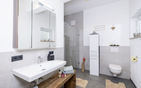 Eberharter am Schweinberg: Interior Design, Flooring, Plumbing Fixture, Floor, Bathroom, Tap, Ceiling, Sink, Home, Bathroom Cabinet