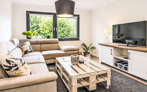 Herzwerk Schwalenberg: Furniture, Interior Design, Flooring, Couch, Wood, Floor, Living Room, Room, Home, Table