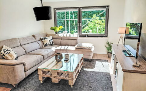 Herzwerk Schwalenberg: Furniture, Interior Design, Flooring, Couch, Wood, Floor, Room, Living Room, Home, Lighting