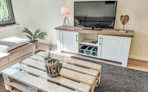 Herzwerk Schwalenberg: Furniture, Wood, Electronic Device, Flooring, Interior Design, Floor, Living Room, Room, Home