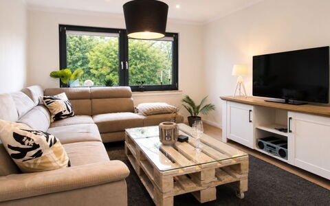 Herzwerk Schwalenberg: Furniture, Interior Design, Flooring, Couch, Wood, Floor, Living Room, Room, Home, Table