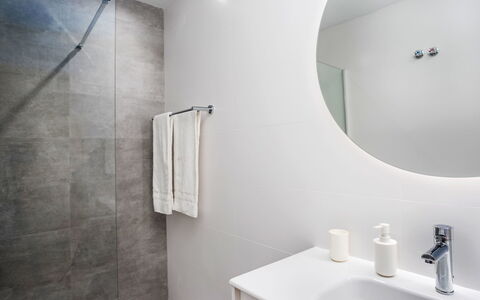 Los Arcos: Wall, Flooring, Bathroom, Interior Design, Plumbing Fixture, Floor, Sink, Tap, Plumbing, Bathroom Cabinet