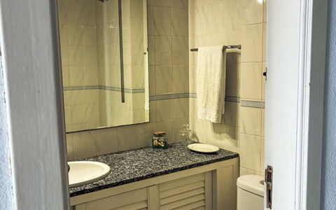Los Arcos: Plumbing Fixture, Bathroom Sink, Wall, Bathroom, Flooring, Sink, Floor, Interior Design, Tap, Plumbing