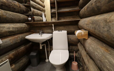 Nelostupa a: Wood, Toilet Seat, Flooring, Floor, Hardwood, Toilet, Wood Stain, Plumbing Fixture, Natural Material, Wood Flooring