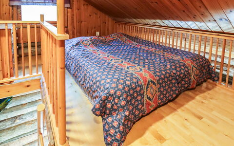 Nelostupa D: Wood, Floor, Flooring, Ceiling, Interior Design, Wood Stain, Hardwood, Furniture, Bedroom, Room