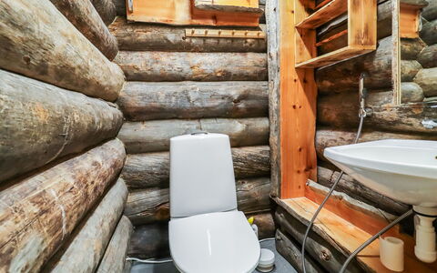 Nelostupa D: Wood, Flooring, Hardwood, Wood Stain, Log Cabin, Natural Material, Plumbing Fixture, Toilet Seat, Plumbing, Plank