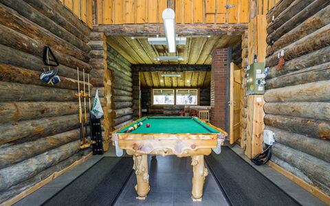 Nelostupa D: Wood, Flooring, Ceiling, Floor, Interior Design, Billiard Table, Pool, Recreation Room, Wood Stain