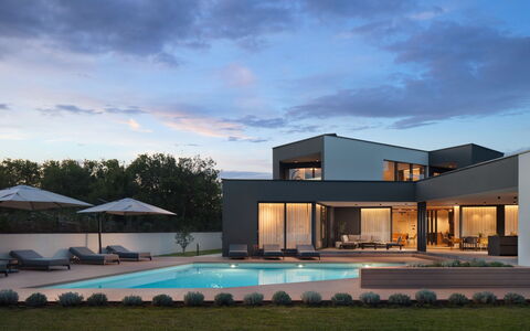 Villa H2: Shade, Estate, Villa, Swimming Pool, Courtyard, Eco Hotel, Mansion
