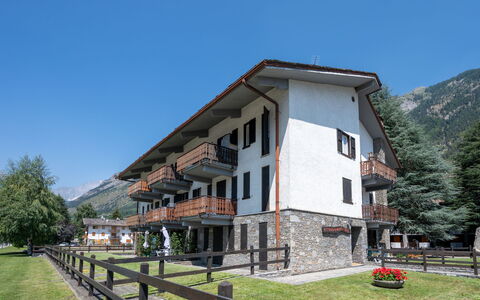 Ilda: Mountain Range, Valley, Alps, Estate, Ridge, Mountain Village, Massif, Summit, Balcony, Villa