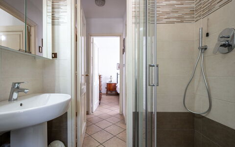 Ilda: Flooring, Floor, Plumbing Fixture, Bathroom, Interior Design, Bathroom Sink, Ceiling, Plumbing, Room, Lighting