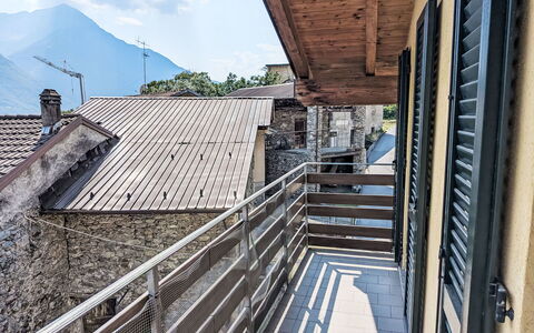 Fontanella Mountain Home: Balcony, Handrail, Daylighting, Stairs, Mountain Village