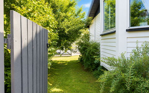 Lyckan: Green, Shrub, Siding, Garden, Backyard, Groundcover, Fence, Spring, Shade, Home Fencing