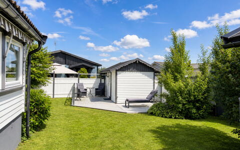 Lyckan: House, Roof, Home, Residential Area, Siding, Garden, Cottage, Shade, Lawn, Yard