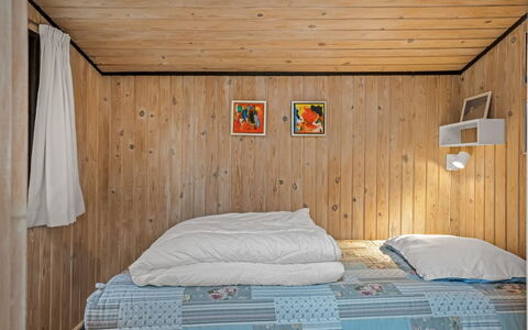 Hardina - 1Km from the Sea: Bedroom, Bed, Wood, Interior Design, Floor, Flooring, Bed Sheet, Furniture, Bedding, Room