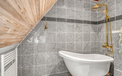Ajna - 20.9Km from the Sea: Flooring, Floor, Plumbing Fixture, Composite Material, Ceiling, Tile, Plumbing, Tap, Natural Material, Bathroom