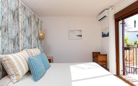 Portichuelo: Furniture, Interior Design, Wall, Bedroom, Wood, Floor, Flooring, Bed, Linens, Textile