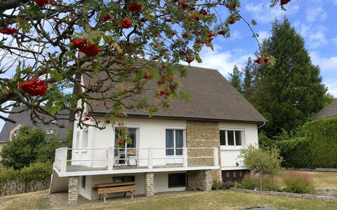 Les Glaieuls: Building, Window, House, Shrub, Roof, Cottage, Home, Residential Area, Land Lot