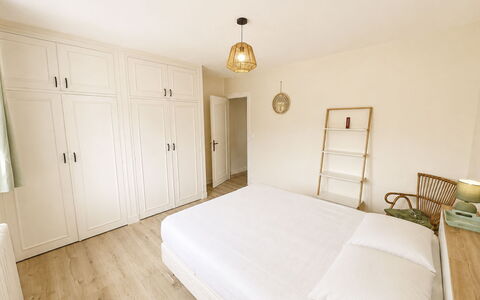 Les Glaieuls: Furniture, Flooring, Interior Design, Floor, Wood, Bedroom, Bed, Wood Flooring, Room, Ceiling