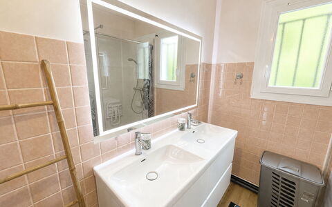 Les Glaieuls: Plumbing Fixture, Flooring, Bathroom Sink, Wall, Bathroom, Floor, Interior Design, Sink, Tap, Mirror