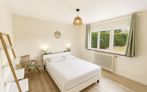 Les Glaieuls: Bed, Interior Design, Furniture, Bedroom, Wall, Flooring, Floor, Wood, Ceiling, Bedding