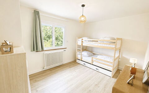 Les Glaieuls: Wall, Wood, Interior Design, Flooring, Floor, Furniture, Apartment, Bedroom, Room, Bed