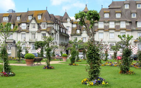 Les Glaieuls: Building, Garden, Shrub, Residential Area, House, Lawn, Landscaping, Estate, Yard