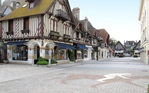Les Glaieuls: Building, Window, Town, Road Surface, City, Facade, Neighbourhood, Architecture, Residential Area, Human Settlement