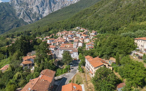 Dimora Polle di Malbacco: Mountainous Landforms, Residential Area, Mountain, House, Hill, Home, Landscape, Highland, Neighbourhood, Mountain Range