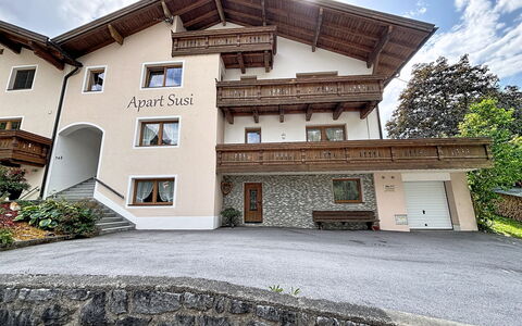 Susi: Home, Cottage, Estate, Driveway, Villa, Plaster, Balcony
