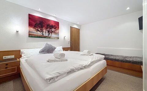 Susi: Bedroom, Bed, Interior Design, Bed Sheet, Bed Frame, Bedding, Floor, Ceiling, Suite, Pillow